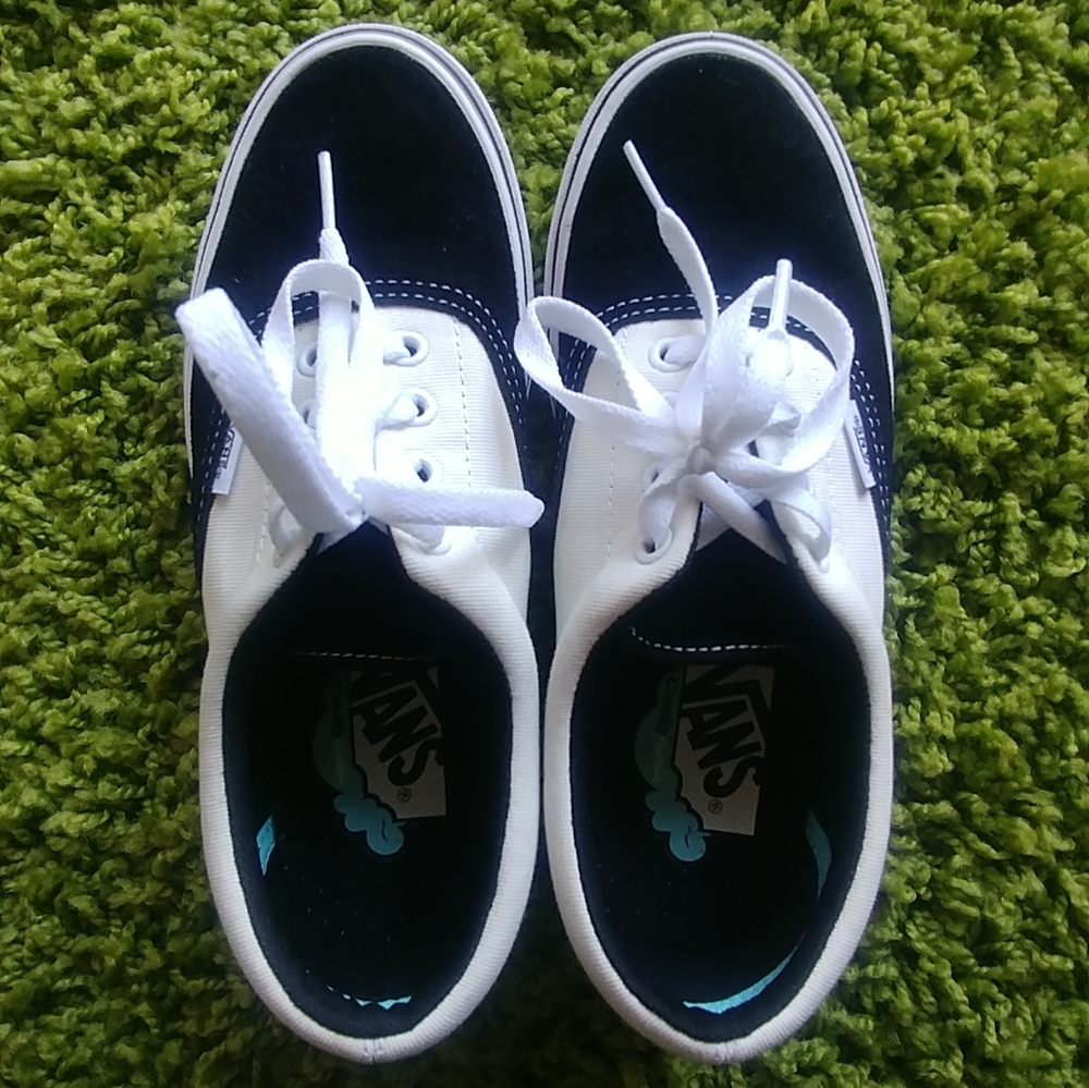 Vans black and white comfy cush